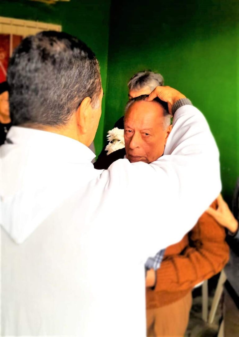 Momento en que el sacerdote Elamidio Sandoval bautiza al novio previo a la ceremonia de casamiento.