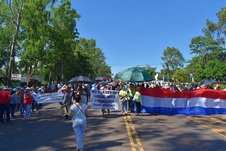 Funcionarios de la ANDE y docentes se manifiestan en el cruce Villarrica-Paraguarí.