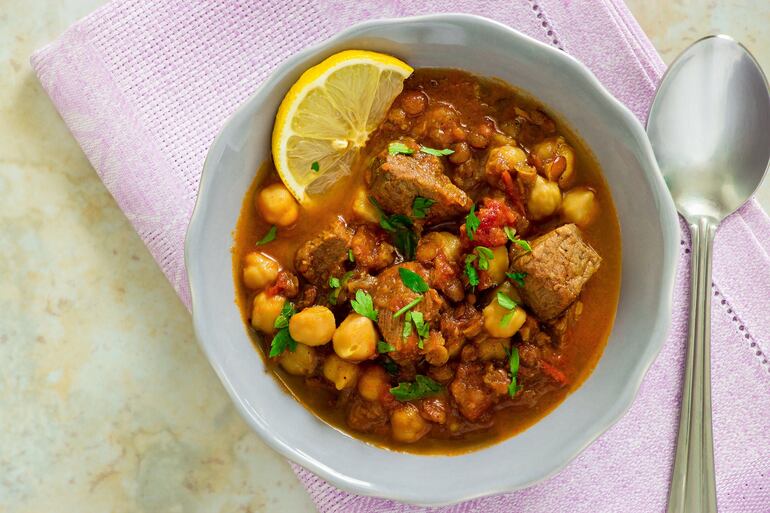 Carne y garbanzos.