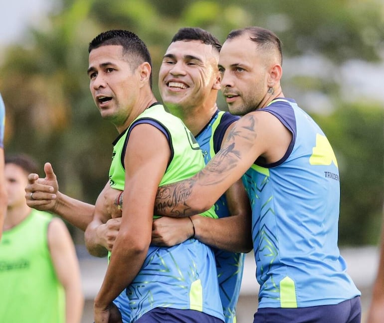 Gilberto Flores (centro), con Hermes David Villalba y Luis de la Cruz, en un entrenamiento del Sportivo Trinidense.