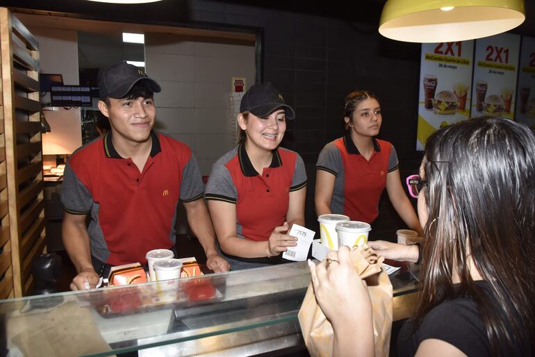 Un eficaz y rápido servicio es el que brindan en McDonald's, para atender lo más rápido posible a sus clientes.