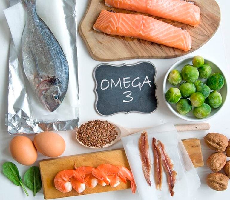 Los expertos aconsejan consumir fuentes dietéticas saludables de omega-3 en lugar de pastillas. Los pescados grasos como el salmón, la trucha y las sardinas se encuentran entre las fuentes alimenticias naturales más altas.