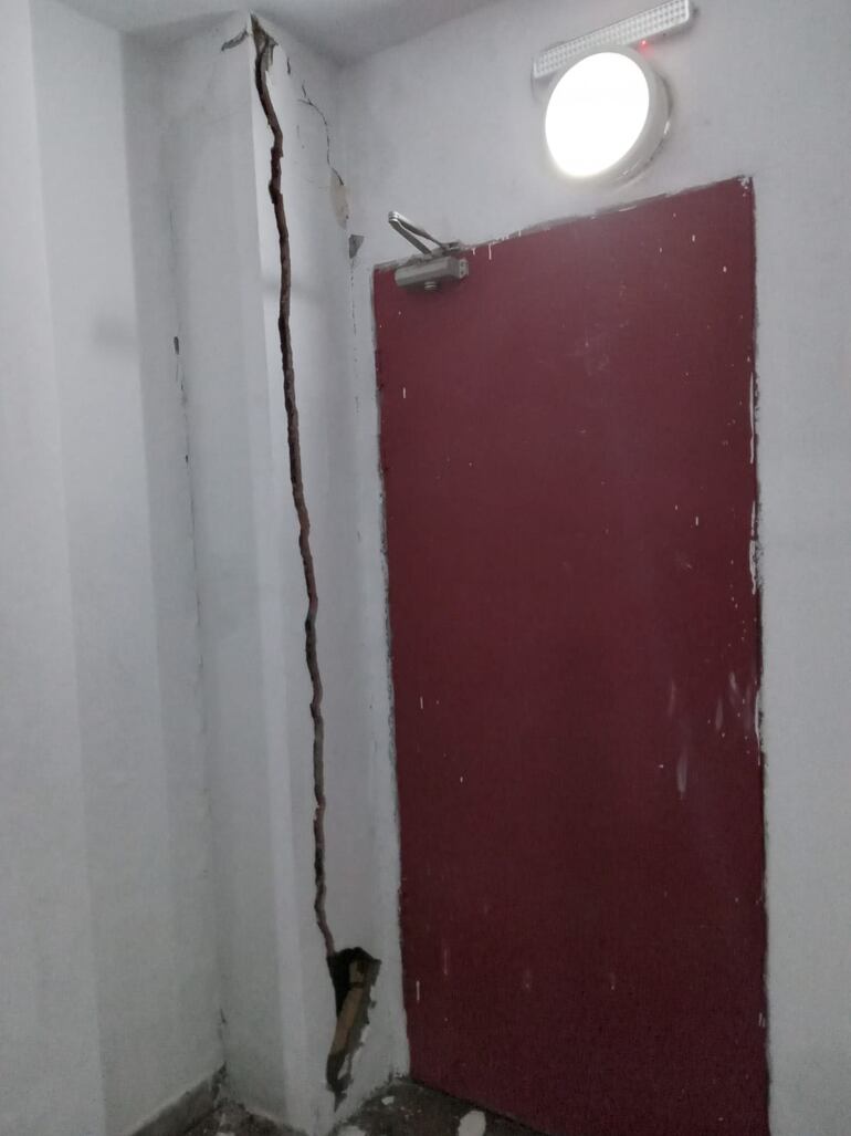 Una grieta enorme en el edificio donde funciona el MAG.