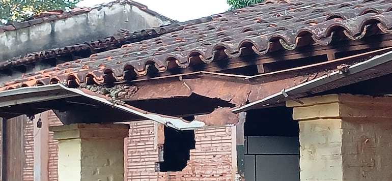 Canaleta de uno de los pabellones de la escuela Madre Teresa de Calcuta de Ciudad del Este.