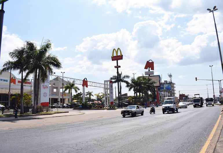 El Shopping Mariano, el primero instalado en el distrito. Actualmente en la ciudad  se encuentran asentadas  más de un centenar de empresas de diversos ramos, principalmente del comercio.