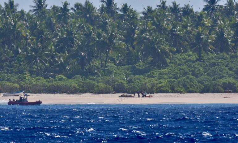 Pikelot (Micronesia), 04/09/2024.- Una fotografía proporcionada por las Fuerzas de la Guardia Costera de los Estados Unidos en Micronesia muestra a la tripulación del USCGC Oliver Henry haciendo contacto con tres marineros varados en el atolón Pikelot, estado de Yap, Estados Federados de Micronesia, el 09 de abril 2024 (publicado el 11 de abril de 2024).