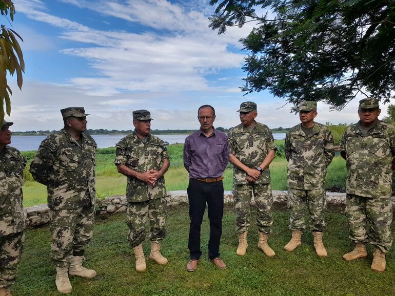 Los buzos argentinos ayudan en la búsqueda del militar desaparecido tras ser arrastrado por el raudal.