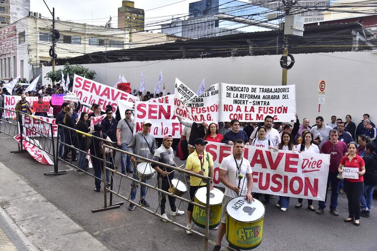 Un grupo de los sindicalistas se manifestaron frente al local del MAG, el pasado miércoles, en contra del proyecto de fusión de las autarquías del sistema productivo al MAG.