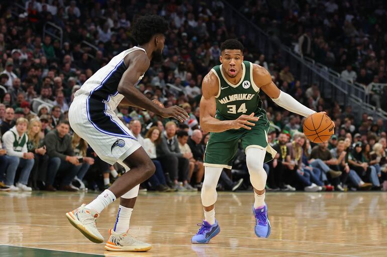 Giannis Antetokounmpo (29), alero estrella de los Bucks.