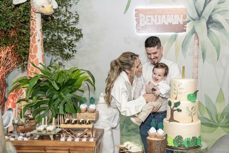 Mario Benjamín con sus orgullosos papis, Gaby Wolscham y Mario Echverría. (Instagram/Gabriela Wolscham)