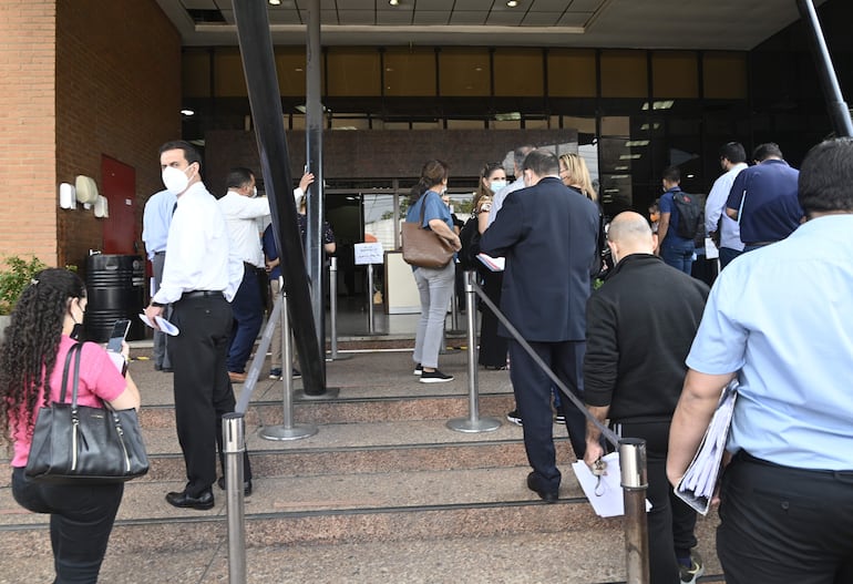 Imagen de archivo y referencia: personas aguardando ingresar a la Dirección General de Registros Públicos en época de pandemia.