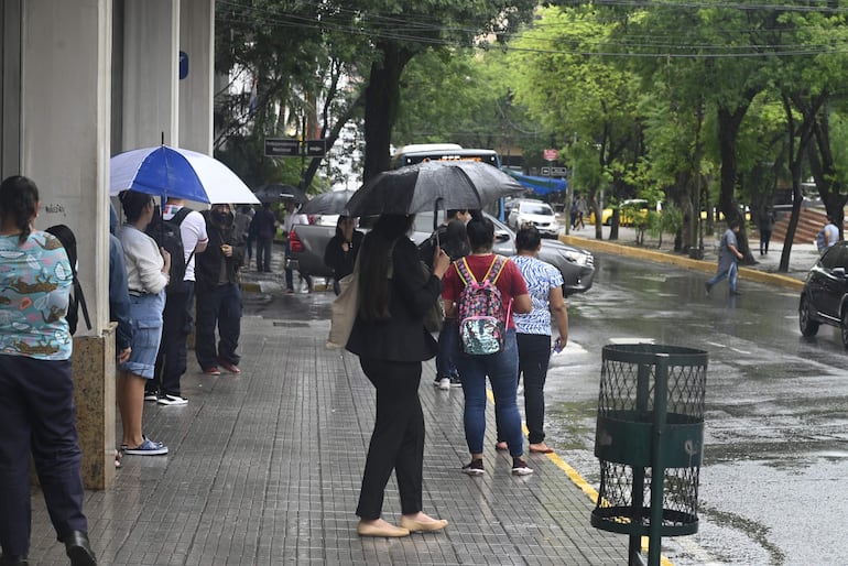 Los pasajeros ni disponen de refugios en los días de lluvia, jornadas en las que el Viceministerio de Transporte es todavía más flexible con las frecuencias de los buses.