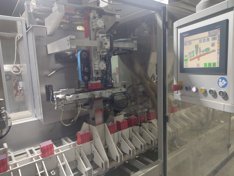 Máquina de envasado totalmente automatizada desarrollada por los propios técnicos de la planta industrial en la empresa yerbatera “La Cachuera”, de Apóstoles.