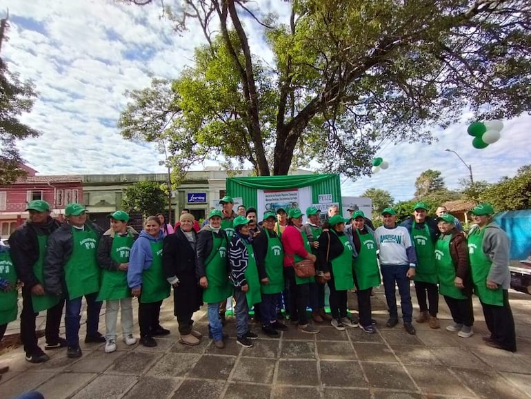 Las socias y socios de la organización de feriantes expresaron su alegría por los 30 años vida institucional