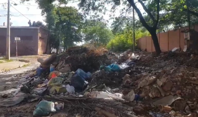 Vecinos del barrio Terminal de Asunción denuncian abandono de la calle Ybapurú.