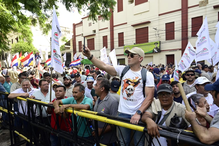 Obreros y jubilados se manifestaron el miércoles último frente al Congreso de la Nación en repudio al proyecto de Ley que busca crear la Superintendencia de Jubilaciones y Pensiones