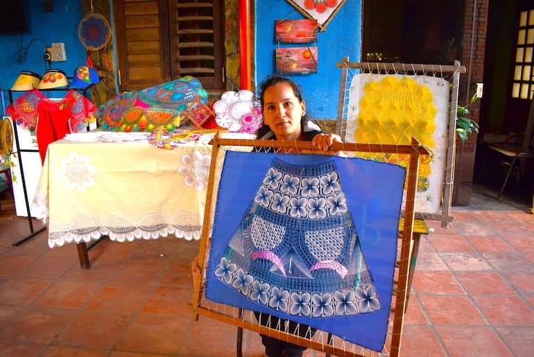 La artesanía de Ñandutí y la confección de hamacas forman parte de la revalorización de los quehaceres del arte de Pirayú. La artesana Susi Gómez, muestra uno de los trabajos de Ñandutí.