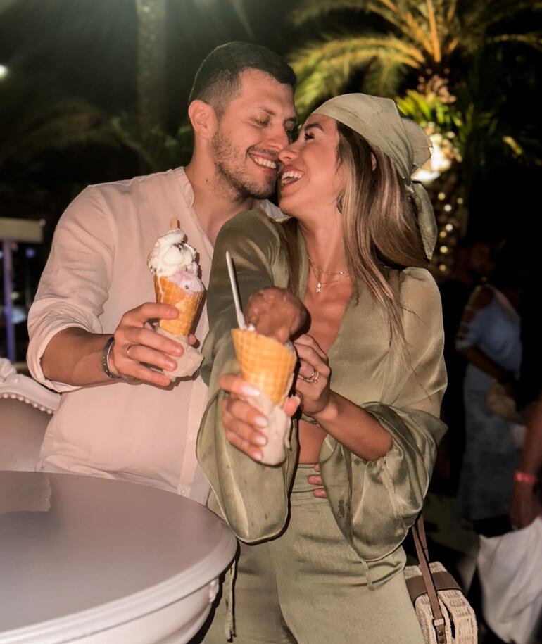 Los tortolitos Jessica Torres y Óscar Portillo a punto de probar un helado en La Isla Feliz. (Instagram/Jessica Torres)