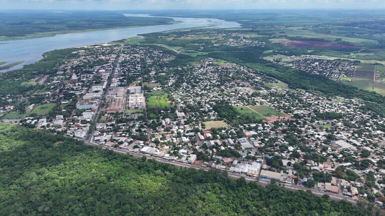 Vista aérea de la zona urbana de Saltos del Guairá, municipio cuyo presupuesto se achicó en más del 50 por ciento tras la eliminación de la compensación por sus desaparecidas cataratas.