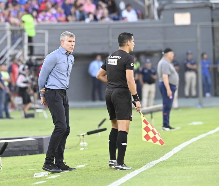 El argentino Martín Palermo, entrenador de Olimpia, en el superclásico del fútbol paraguayo frente a Cerro Porteño por la fecha17 del torneo Clausura 2024 en el estadio Defensores del Chaco, en Asunción.