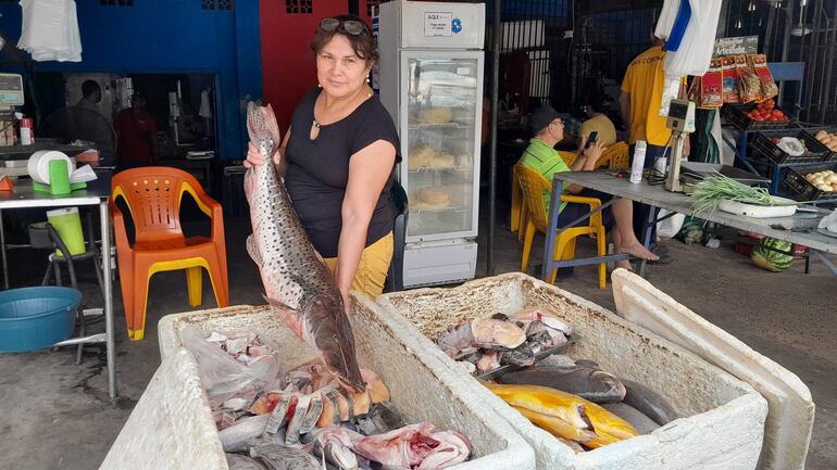 La vendedora, Cecilia Portillo, muestra un hermoso ejemplar de surubí. 