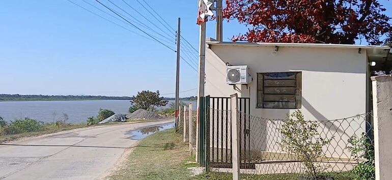 Local de la Junta de Saneamiento de Carmelo Peralta, en el sitio se alza agua cruda del río, y se distribuye de igual forma a la población.