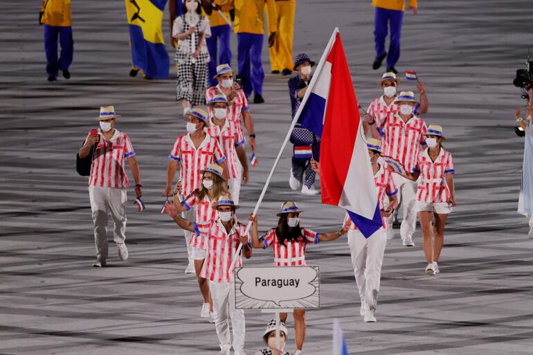 Los representantes de la delegación de Paraguay desfilan durante la ceremonia inaugural de los Juegos Olímpicos Tokio 2020, en el estadio Olímpico de Tokio, Japón. 
