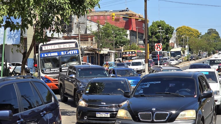 Avenida Eusebio Ayala es un calvario para los pasajeros del transporte público.