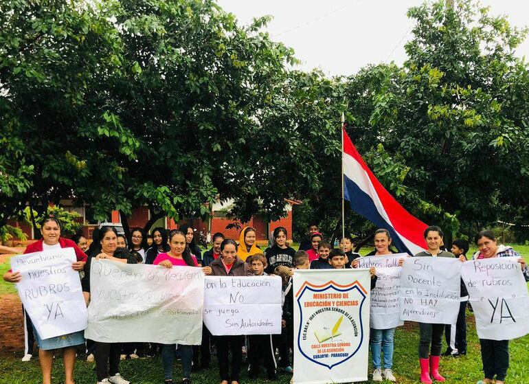 
Los alumnos de los grados afectados piden a las autoridades del MEC que se devuelvan los rubros a la institución escolar.