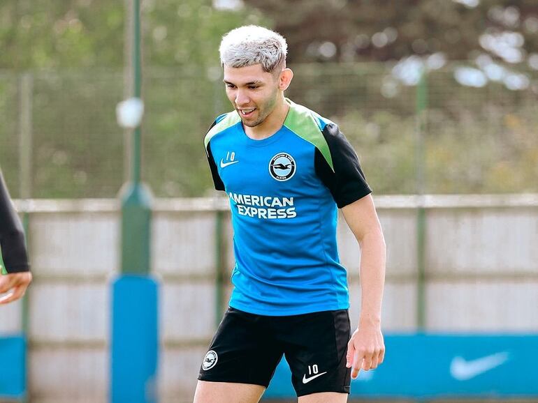 El paraguayo Julio Enciso, jugador del Brighton, en el entrenamiento de hoy con el plantel.