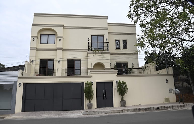 La casa de la esposa de Hernán Rivas también en la ciudad de Lambaré. Se edifició en plena pandemia del covid-19.