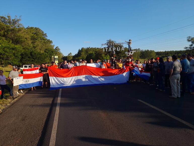 Manifestación de misioneros en rechazo del traslado del puesto de peaje de Coronel Bogado al distrito de Santiago.