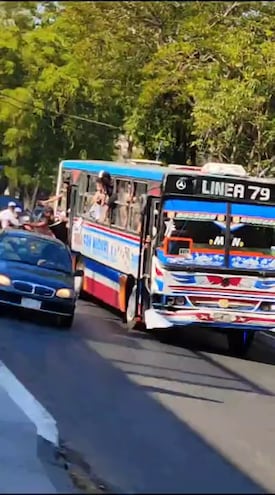 Imagen captada tras el choque en cadena, en el que se ve a los barrabravas de Olimpia aterrorizando desde el bus a los conductores afectados.