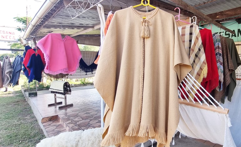 Ponchos en diversos tonos, modelos y precios exhibidos en un local en San Miguel.