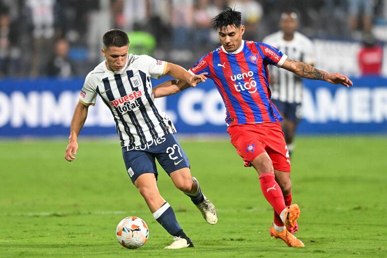 El paraguayo Santiago Arzamendia (d), futbolista de Cerro Porteño, pelea por el balón en un partido frente a Alianza Lima por la cuarta fecha de la fase de grupos de la Copa Libertadores 2024 en el estadio Alejandro Villanueva, en Lima, Perú.