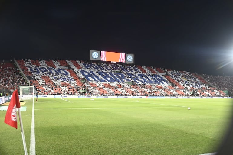 El mosaico de los hinchas de Paraguay en el sector de Platea del Defensores del Chaco en la previa del partido frente a Argentina por las Eliminatorias Sudamericanas 2026.