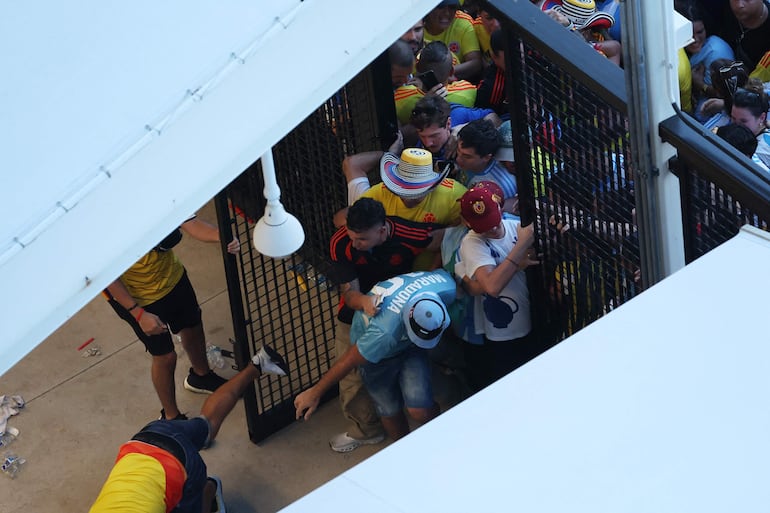 El ingreso al Hard Rock Stadium para la final de la Copa América 2024 fue desbordado por hinchas colombianos y argentinos, obligando al retraso del inicio del partido entre Argentina y Colombia. 