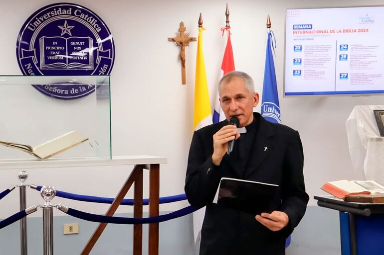 El padre Cristino Bohnert Bauer durante una charla en la Universidad Católica.