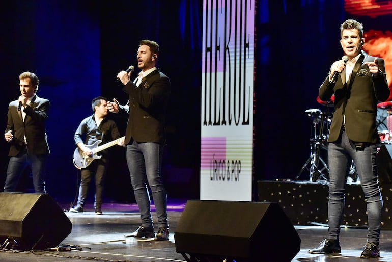 Acompañados por tres músicos en escena, los integrantes de Héroe deleitaron al público con sus voces y arreglos especiales sobre las canciones.