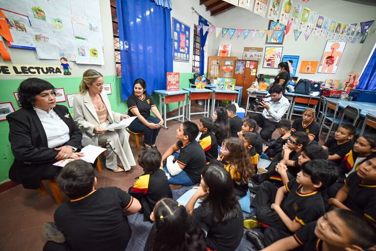 María Gloria Pereira, viceministra de Educación y Leticia Ocampos, leen cuentos a los chicos de la escuela República Federal de Alemania, en Asunción.