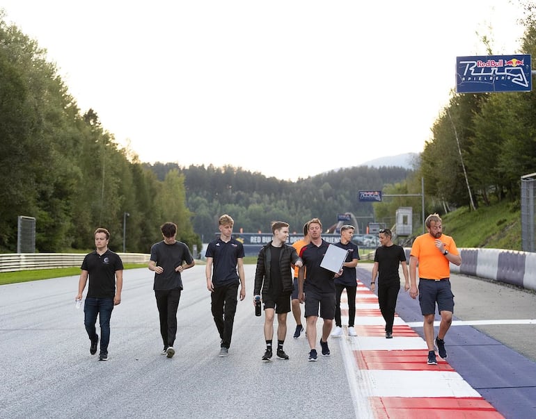 Joshua Duerksen junto a sus demás compañeros y los ingenieros del equipo Arden recorriendo el trazado del circuito Red Bul Ring.