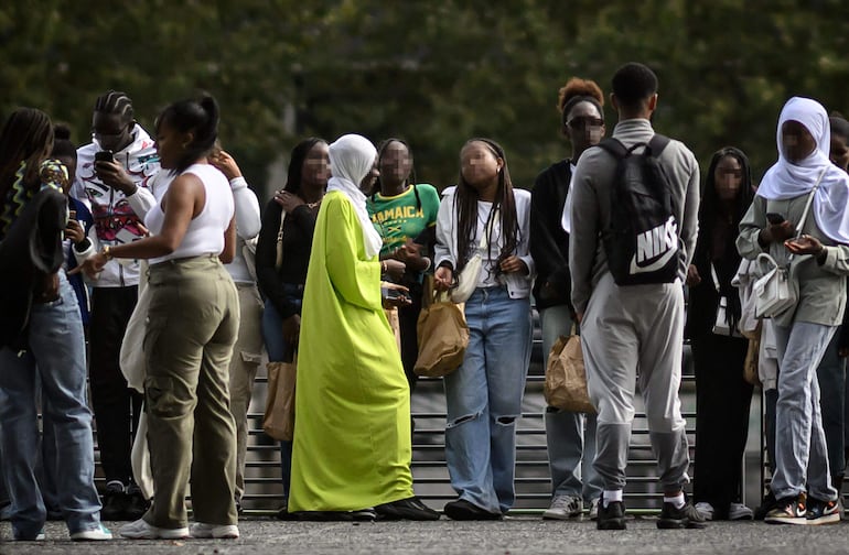 Una joven utiliza la prenda musulmana abaya (C) en Nantes, Francia. El país, que aplica una educación laica, prohibe acudir a los institutos con abaya o qamis.  (AFP)