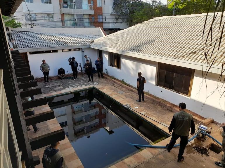 Piscina convertida en criadero de mosquitos preocupa a vecinos.