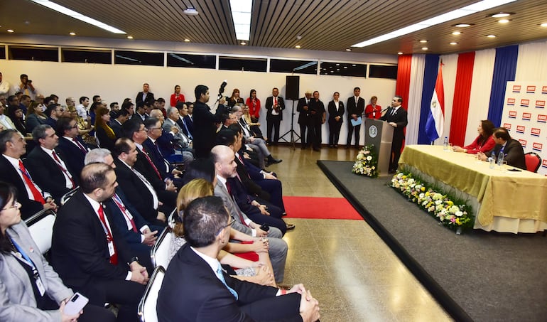 Banderas en acto protocolar de la ANDE.