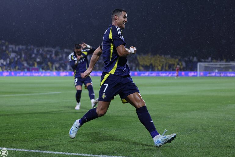 El portugués Cristiano Ronaldo, jugador del Al Nassr, celebra un gol en el partido frente a Al Taawon por las semifinales de la Supercopa de Arabia Saudita.