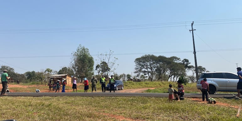 Un pequeño grupo de indígenas realiza corte del tramo de la ruta Py03 en la zona de Rió Corrientes de Capiibary, límite con el distrito de Yasy Cañy