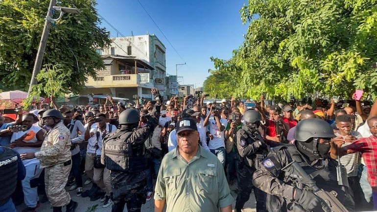 El primer ministro haitiano Garry Conille durante una visita a un hospital en Saint-Marc, donde se encuentran ingresadas víctimas de los ataques.