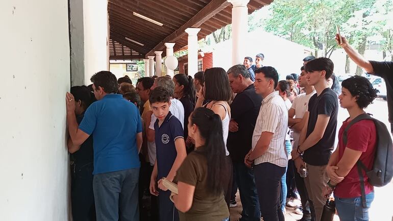 No siendo suficiente el espacio dentro del templo, los fieles siguieron desde afuera la misa de cuerpo presente.