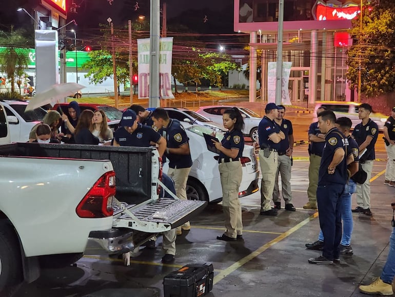 Policías de Criminalística levantan huellas y otros elementos de la escena del crimen contra Ederson "Ryguasu" Salinas.