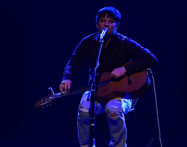 Nahuel Pennisi en un momento del concierto ofrecido anoche en el Teatro del Hotel Guaraní.